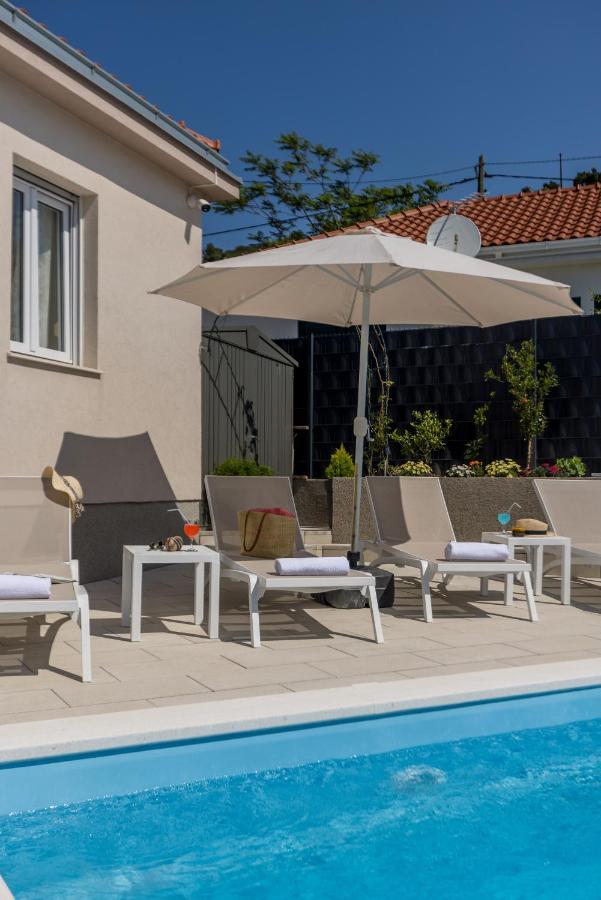Villa Katess With Heated Pool Split Bagian luar foto