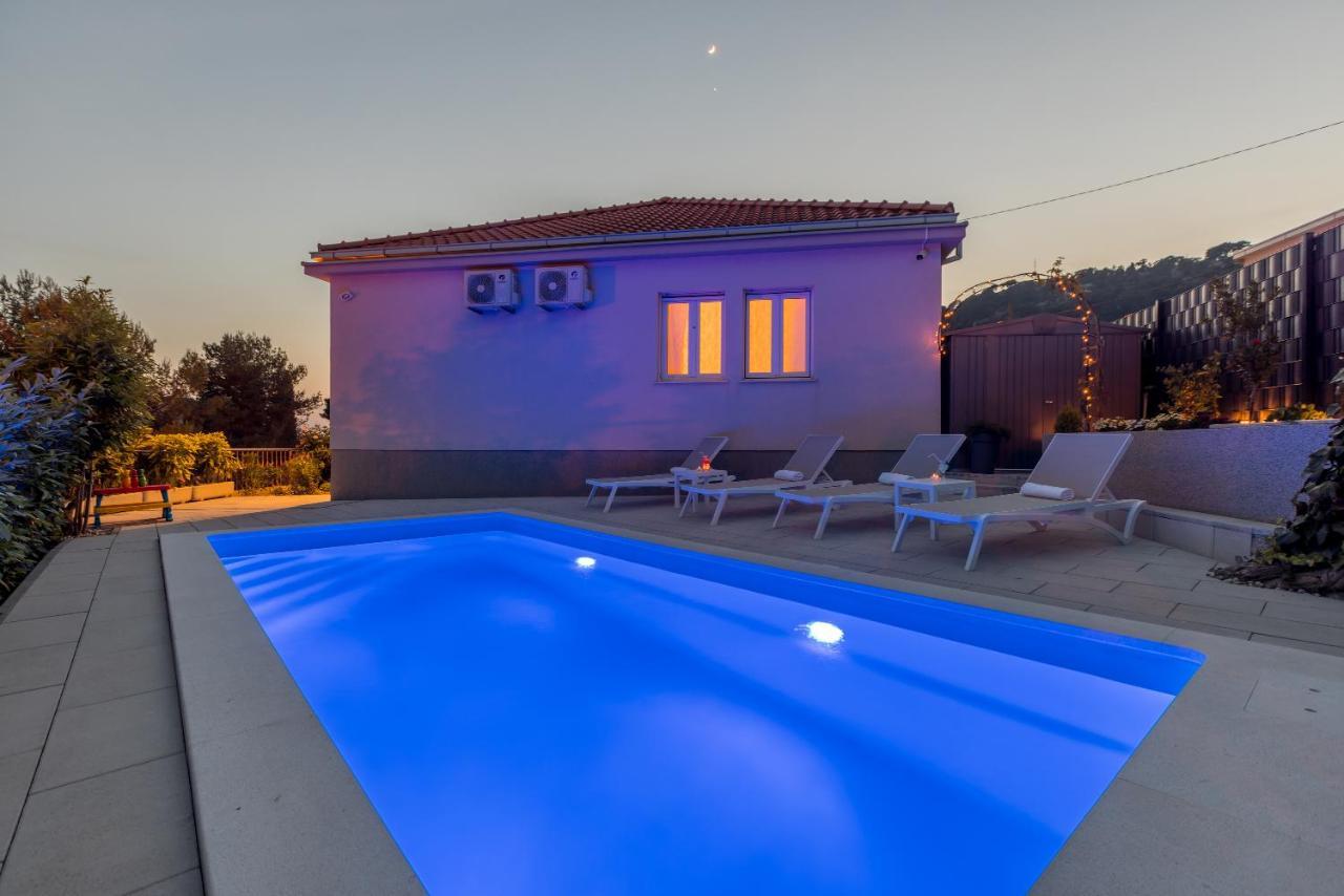 Villa Katess With Heated Pool Split Bagian luar foto