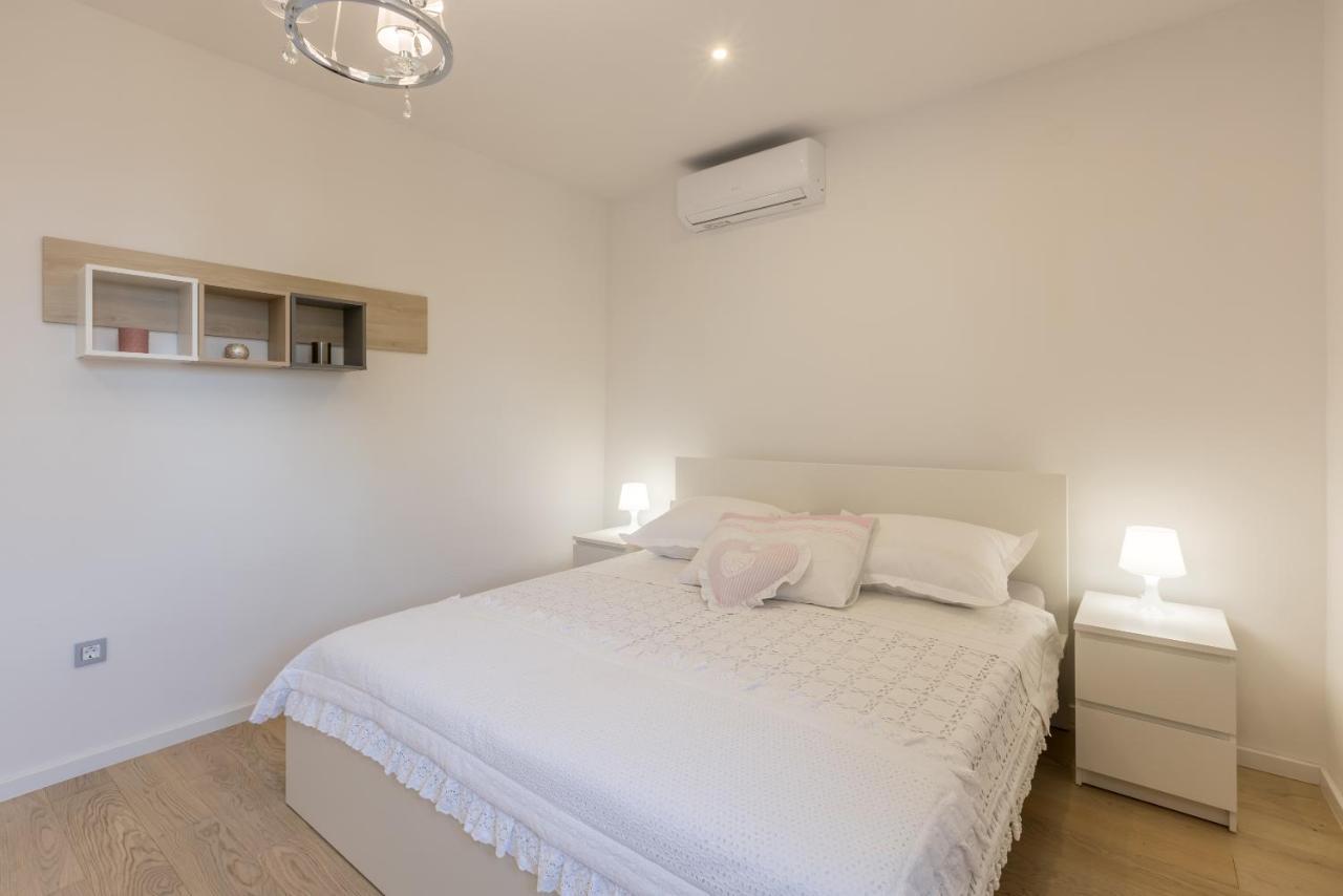 Villa Katess With Heated Pool Split Bagian luar foto