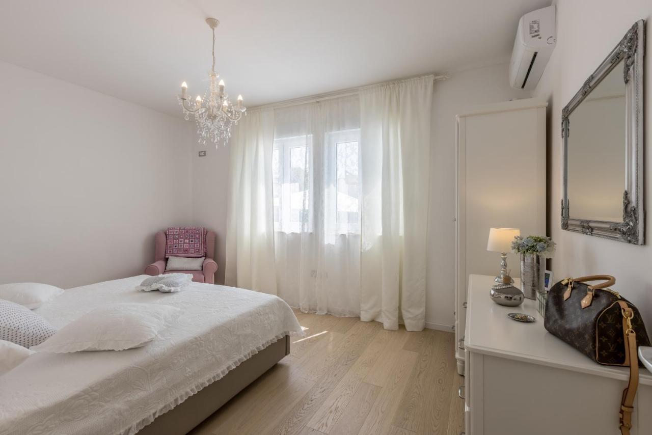 Villa Katess With Heated Pool Split Bagian luar foto
