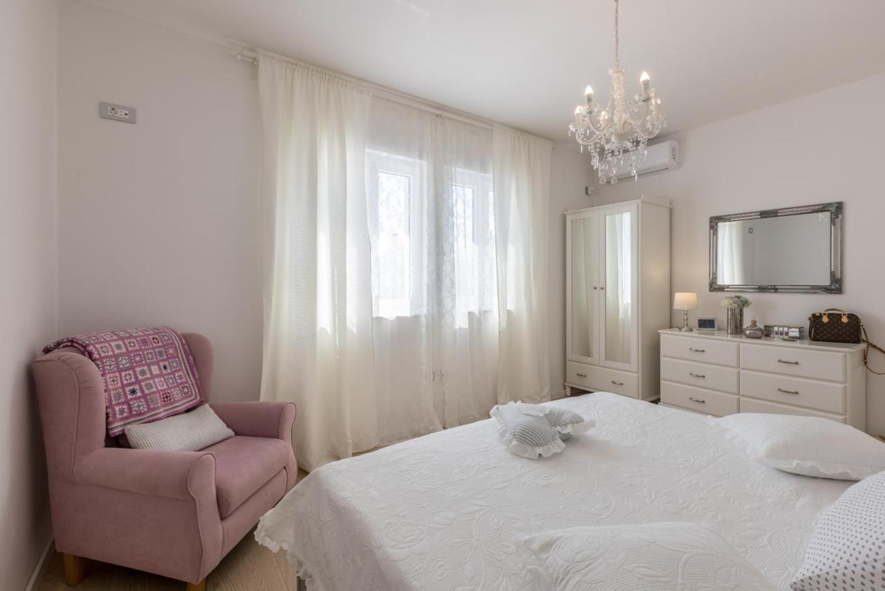 Villa Katess With Heated Pool Split Bagian luar foto