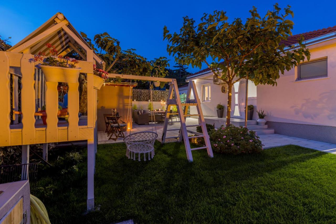 Villa Katess With Heated Pool Split Bagian luar foto